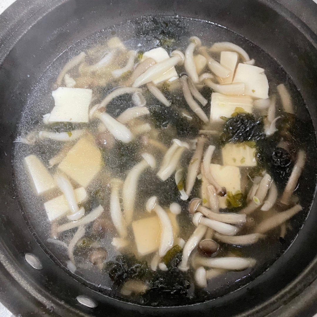 减脂裙带菜白玉菇汤