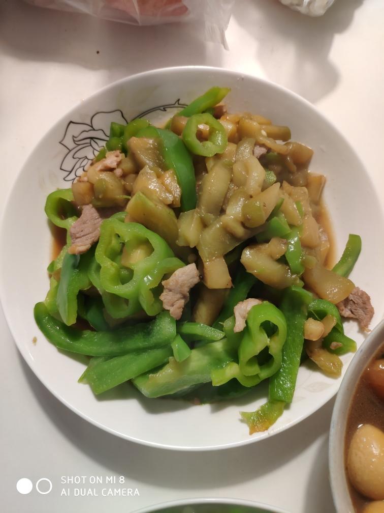 茄子青椒炒肉的做法