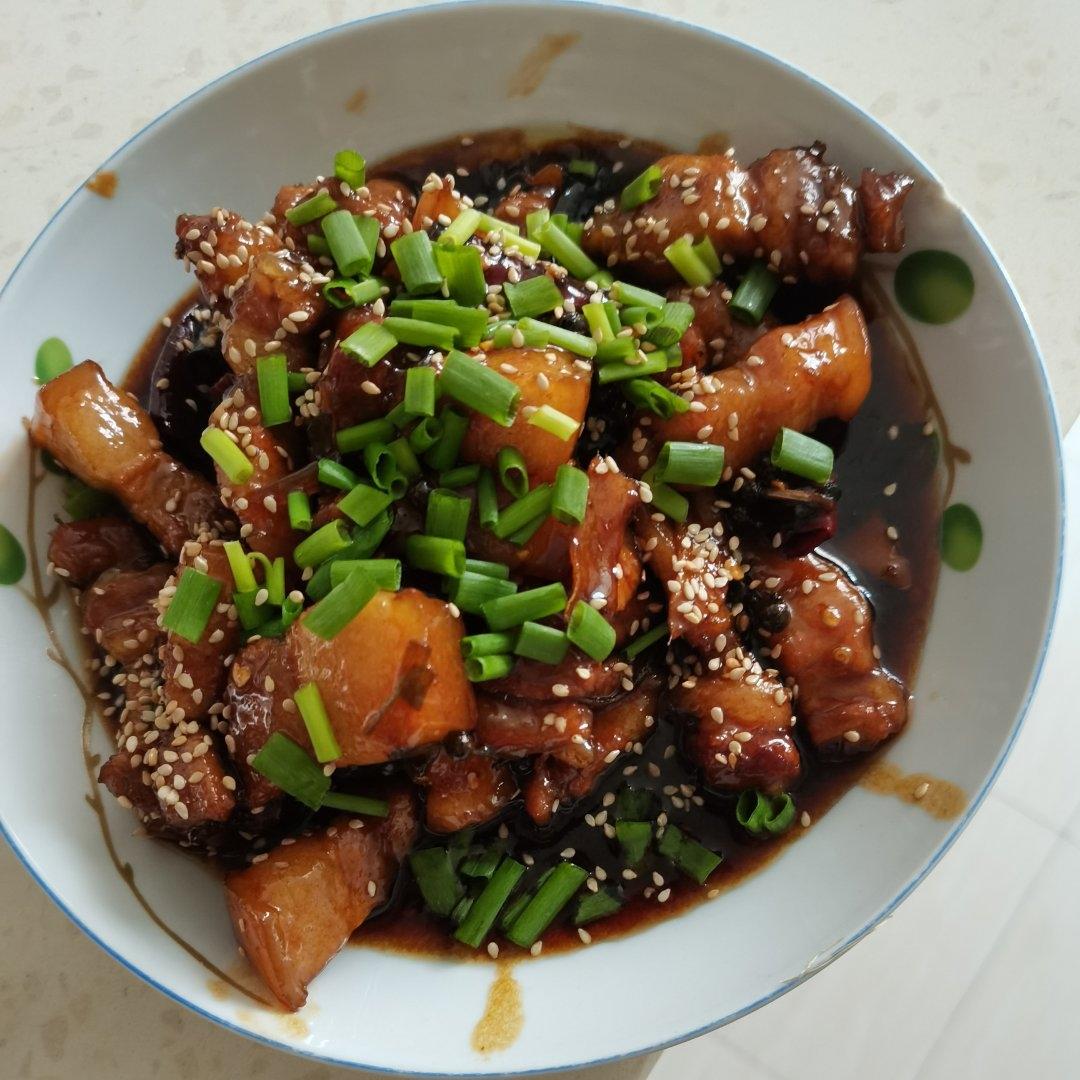 一滴水不放的红烧肉入口即化，肥而不腻❗