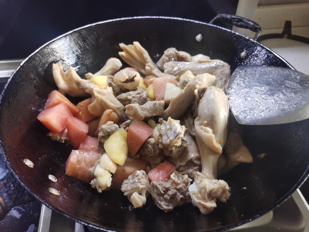 萝卜比鸭好吃的酸萝卜老鸭汤（也可以作为火锅底料呢）