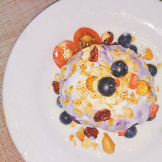 减肥减脂早餐—紫薯酸奶燕麦片＋手机拍照