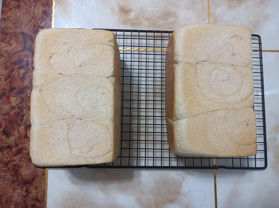 两条超级软的甜甜吐司