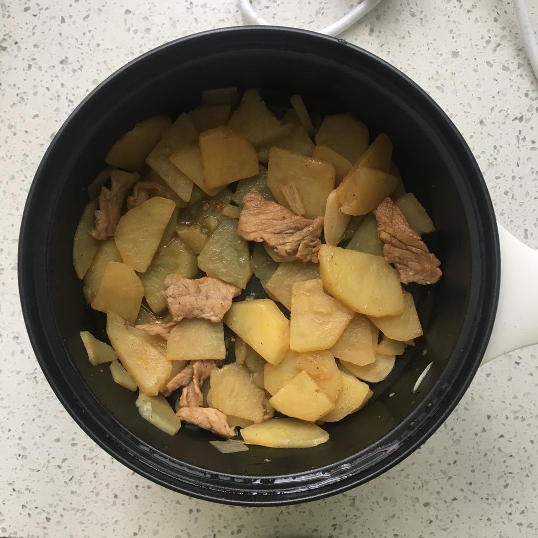 土豆粉条炖肉