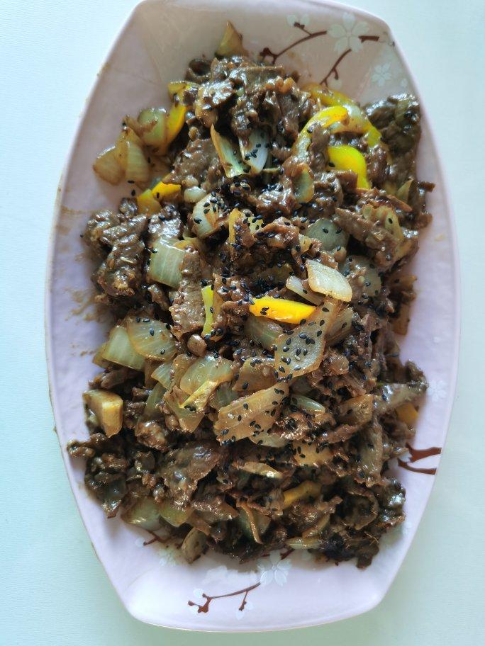 孜然洋葱炒牛肉粒