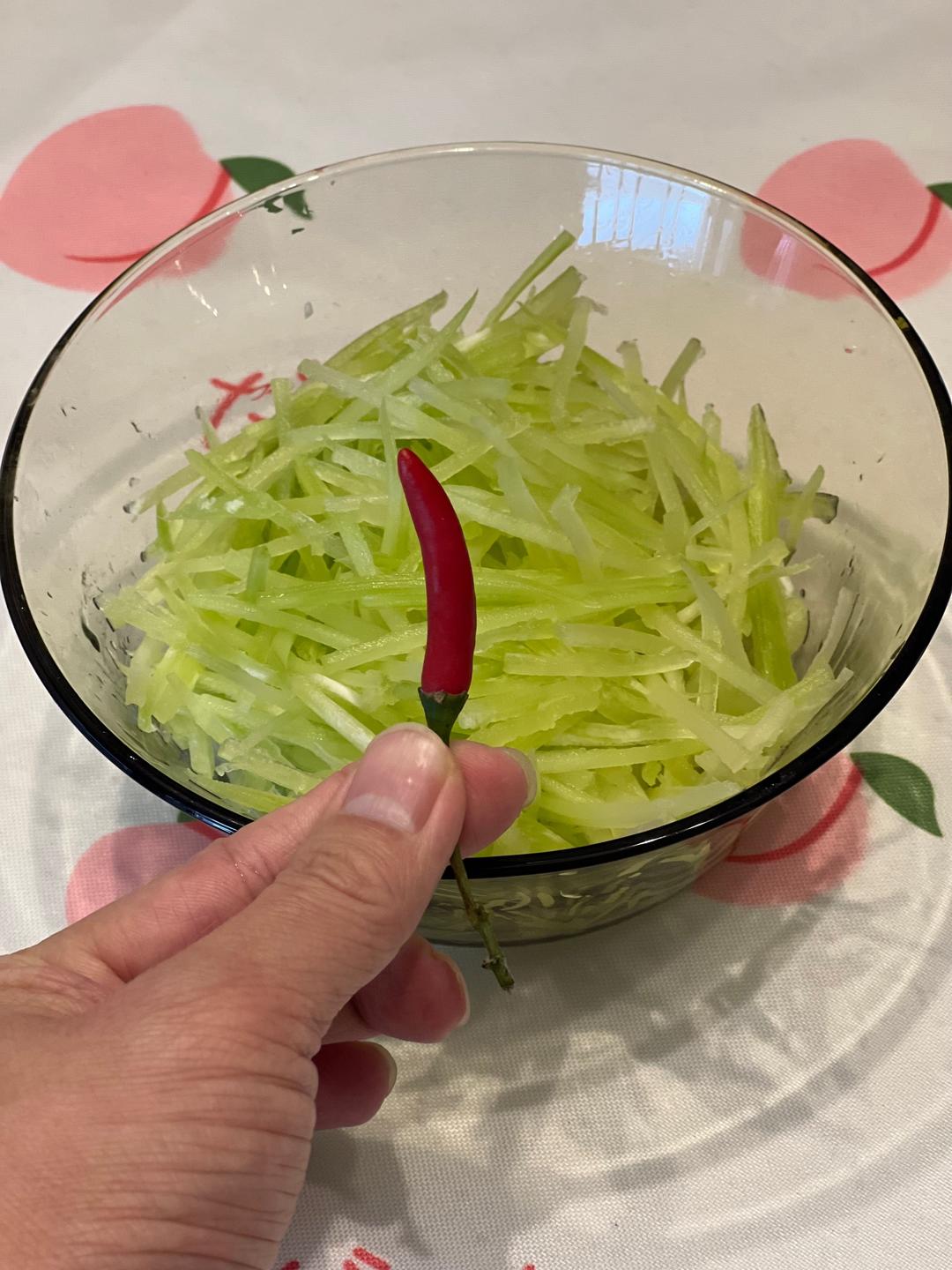 葱油莴笋的做法 步骤4