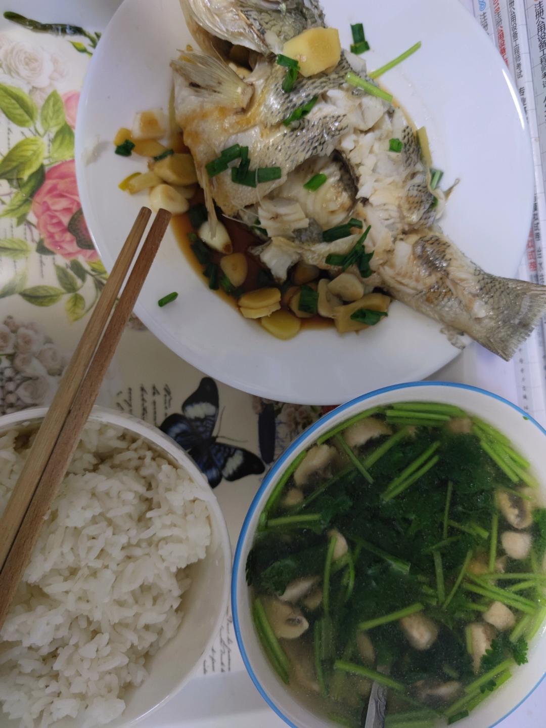 不吃饭先喝两碗的极简口蘑汤