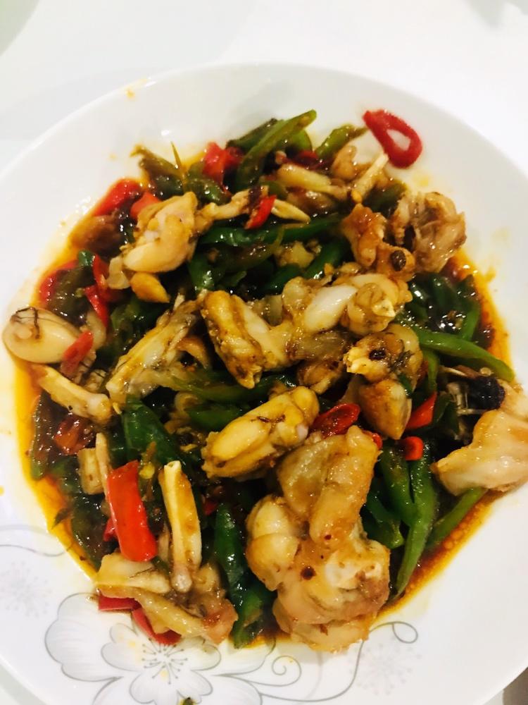 尖椒炒牛蛙的做法