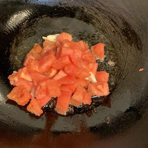 只需一步，不需要番茄酱也能做出浓郁汤汁的西红柿鸡蛋面的做法 步骤7