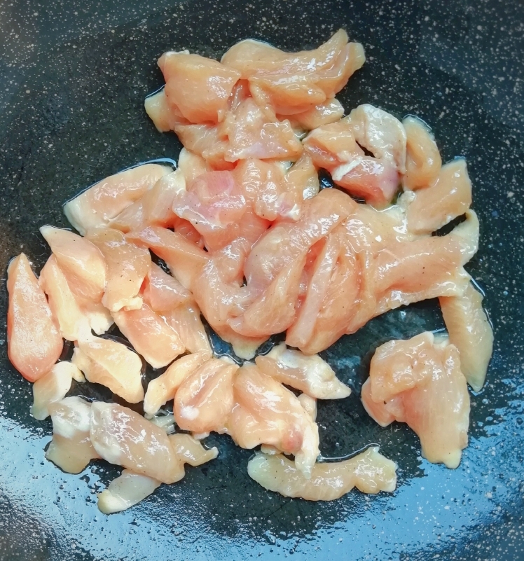 春之味——芦笋口蘑炒鸡胸肉（禾然有机版）的做法 步骤6