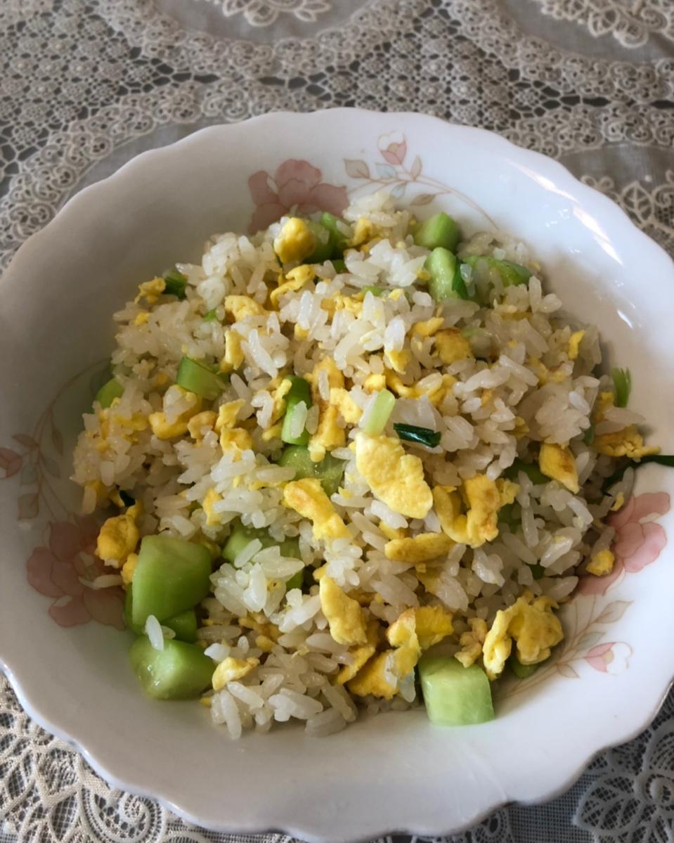 解馋妈妈咪呀做的简单的黄瓜蛋炒饭