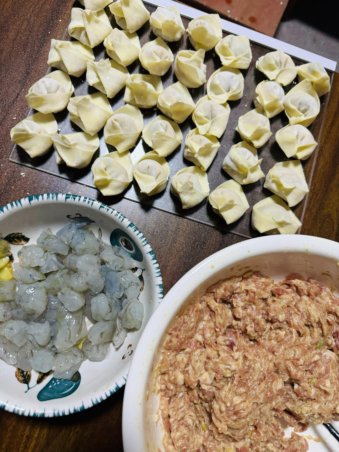 一整只大虾的鲜虾猪肉馄饨
