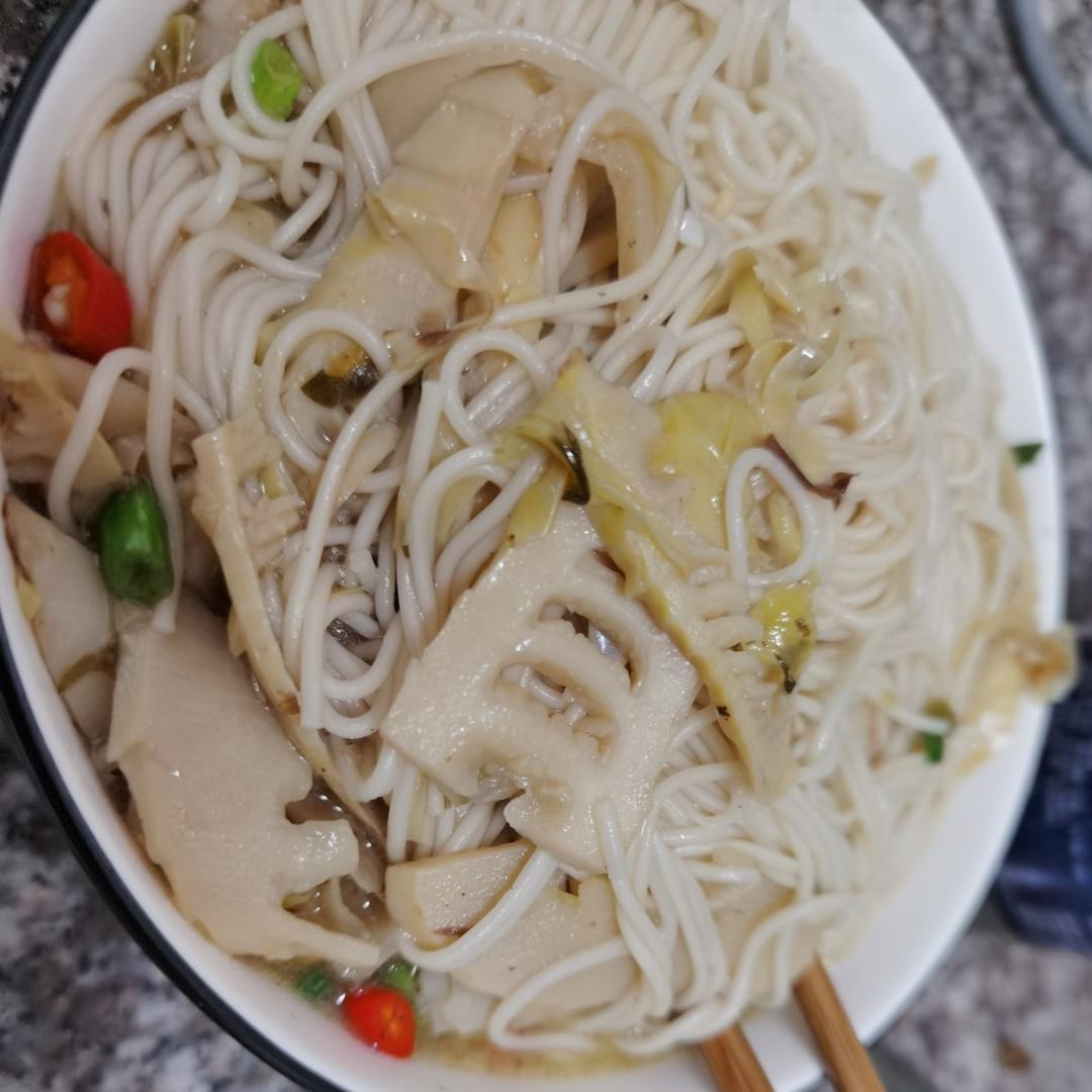 一碗清汤面 🍜 —— 秋日里的治愈系