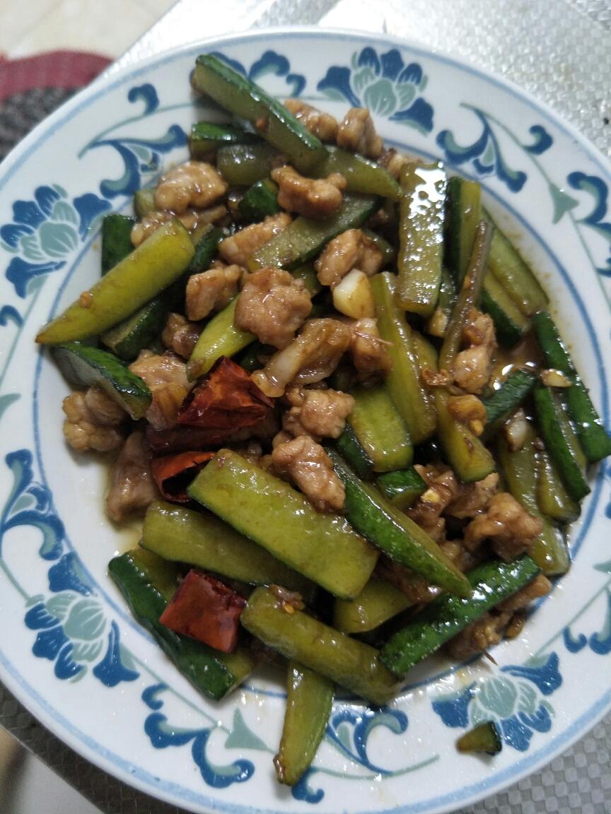 黄瓜皮炒肉的做法