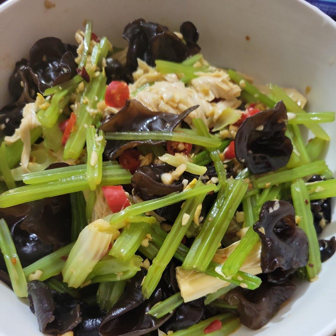家常快手凉拌菜-西芹腐竹木耳-清爽开胃