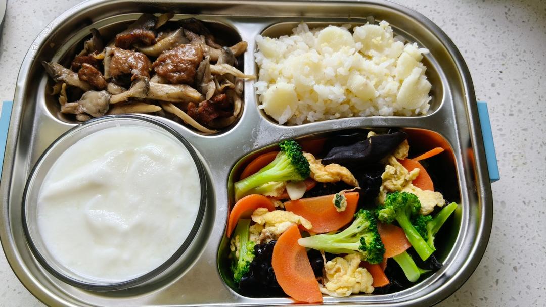 月子餐西兰花木耳炒鸡蛋