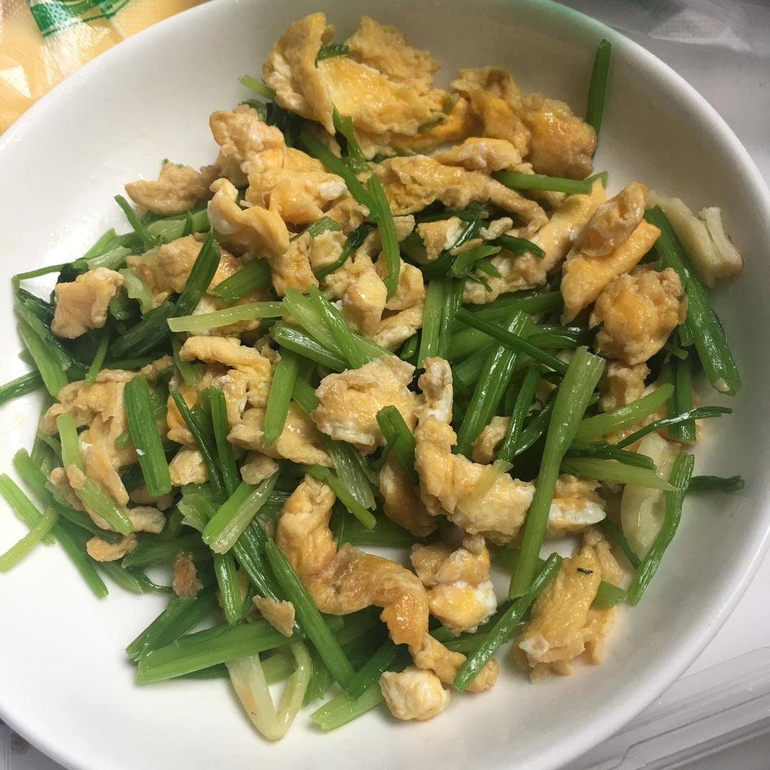 瑶瑶 做的芹菜炒鸡蛋