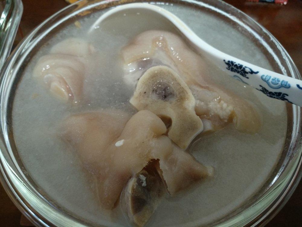 老妈蹄花，其实就是猪脚炖黄豆