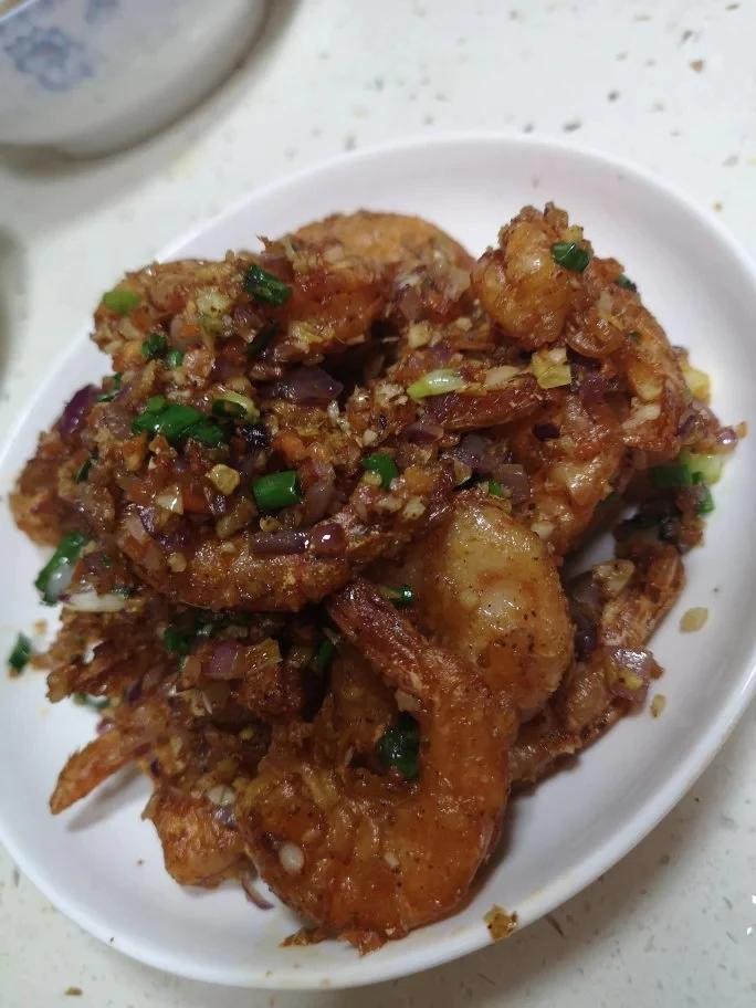厨师长教你：“椒盐虾”的家常做法，口感酥脆味道很赞，先收藏了