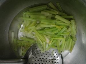 家常芹菜炒土豆条的做法 步骤1