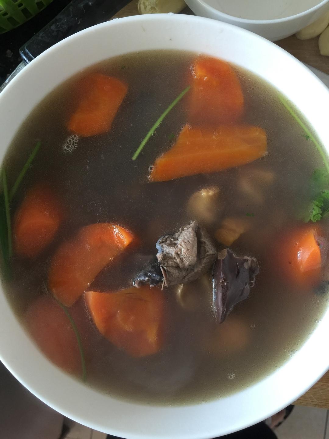 乌骨鸡胡萝卜板栗汤的做法