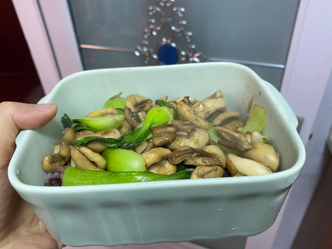 鲜美的口蘑炒青菜