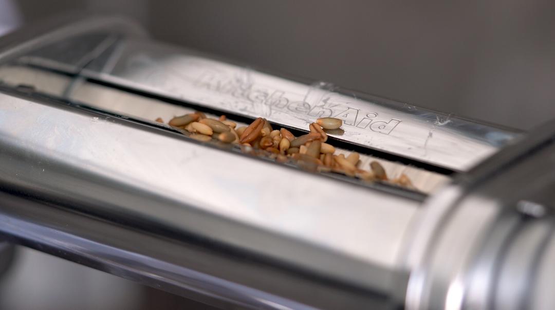 自制燕麦片｜看着燕麦粒被压成燕麦片的过程，真的好解压啊！的做法 步骤4