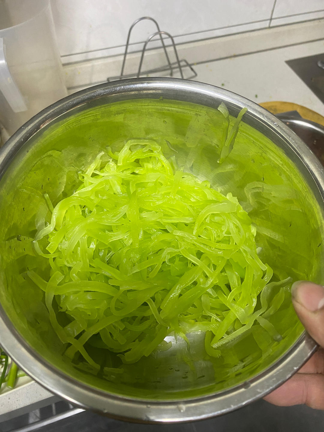 葱油青笋丝/葱油莴笋丝的做法 步骤1