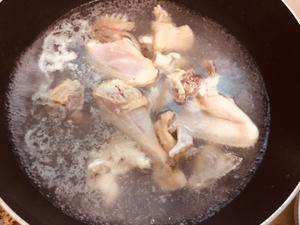 香菇锥栗炖鸡汤的做法 步骤5