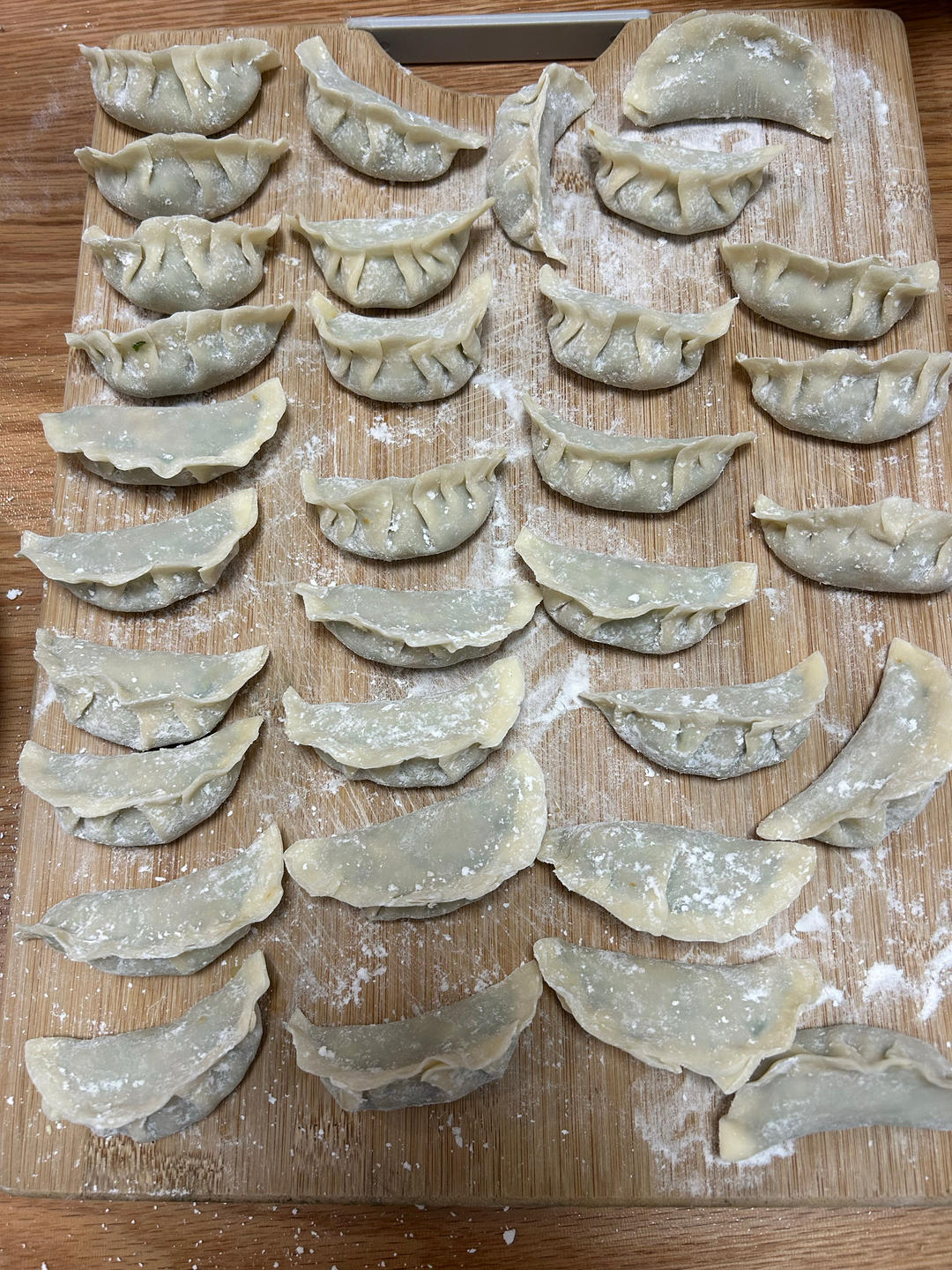 韭菜猪肉饺子(附擀皮和最简单的饺子包法)