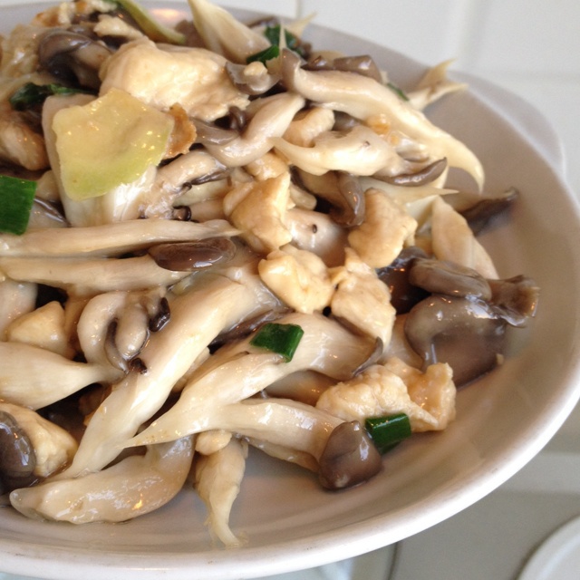 平菇炒鸡肉