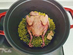 绿豆鸽子汤的做法 步骤2