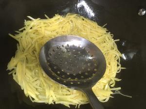 锅贴土豆丝的做法 步骤5