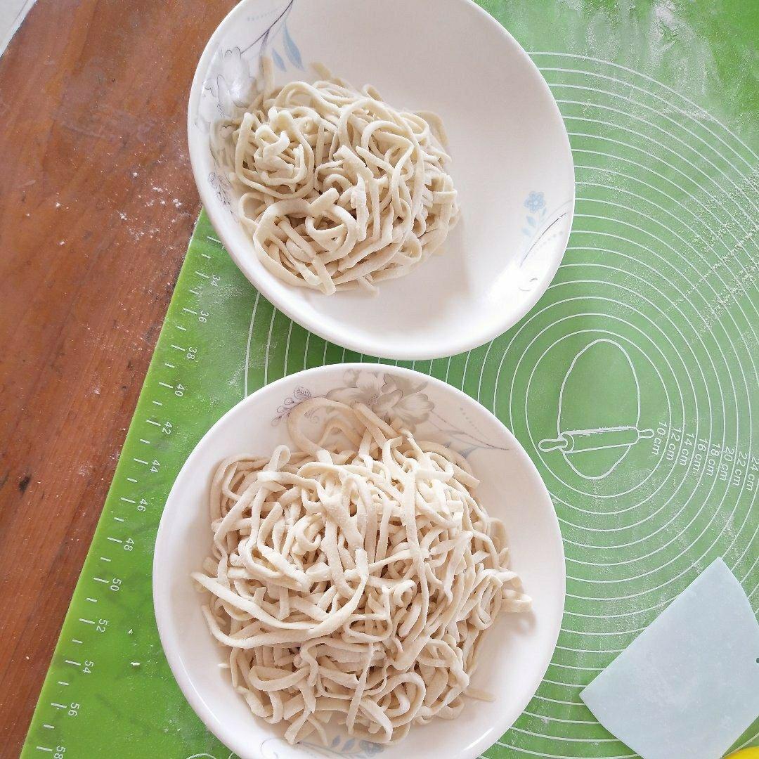 自制面条(火龙果面/菠菜压面/玉米粉压面)