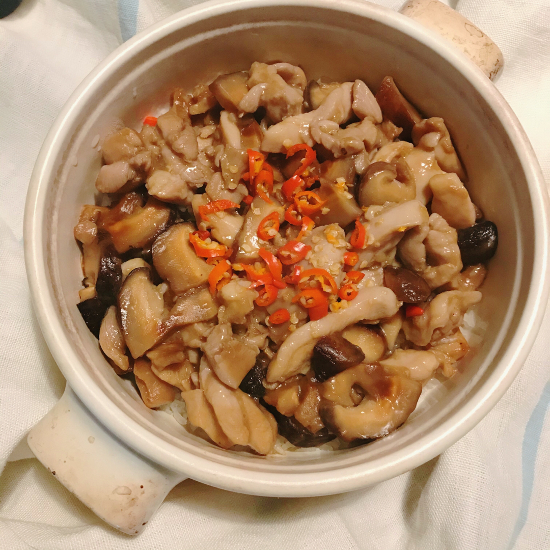 菌菇滑鸡煲仔饭+米布丁