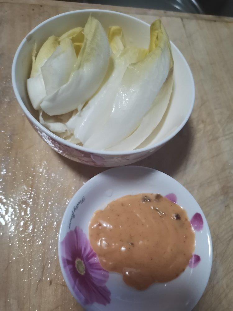 油醋汁菊苣（又名苦苣）核桃布里奶酪沙拉