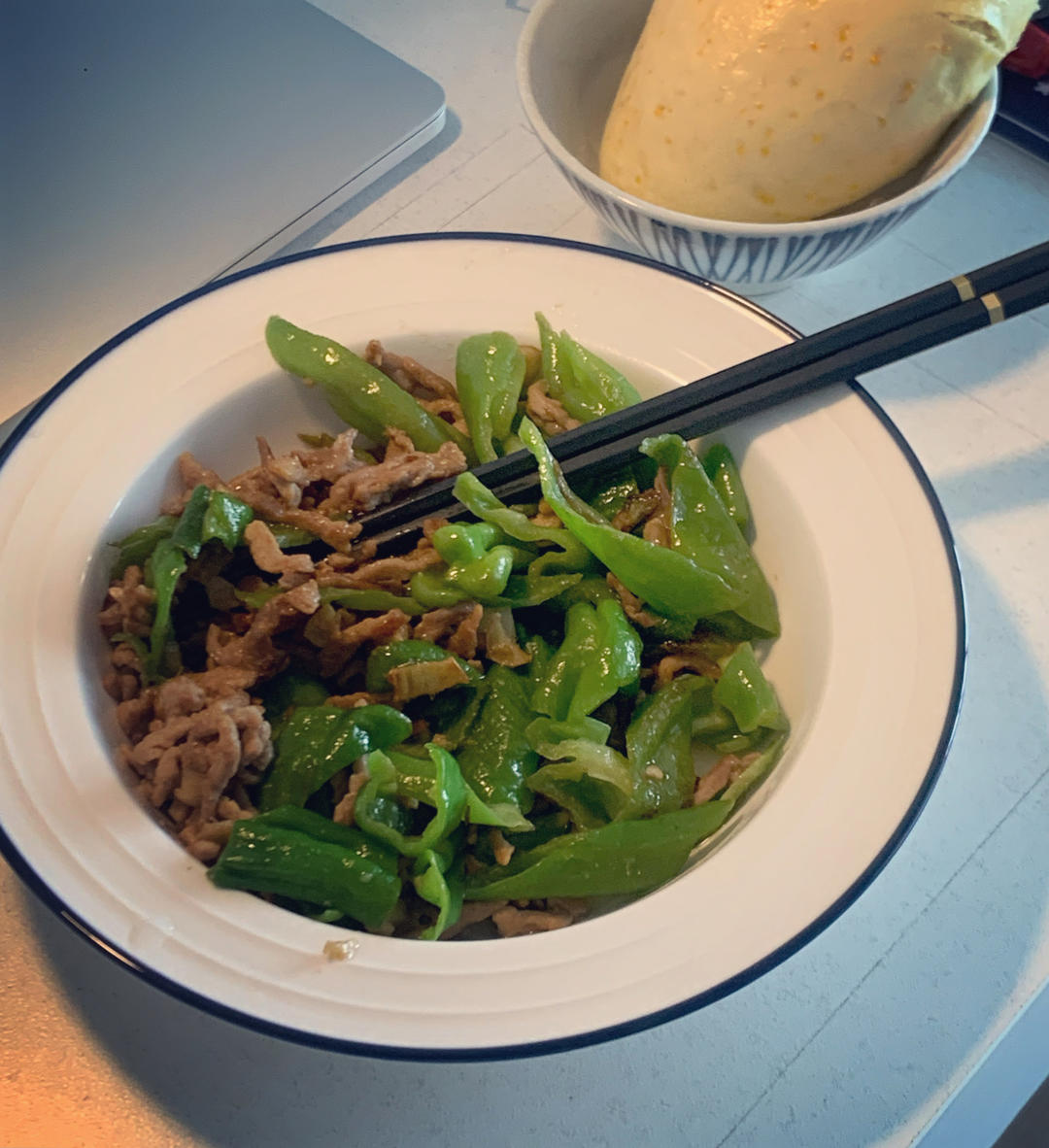 经典的家常菜，青椒炒肉丝，简单的食材也能做出如此美味