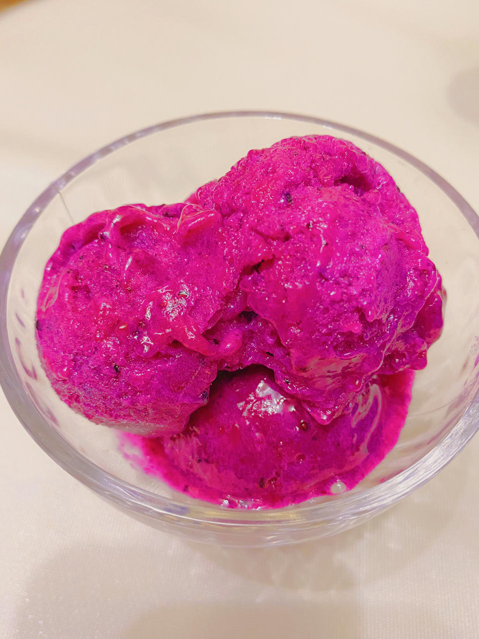 清爽的火龙果香蕉冰淇淋