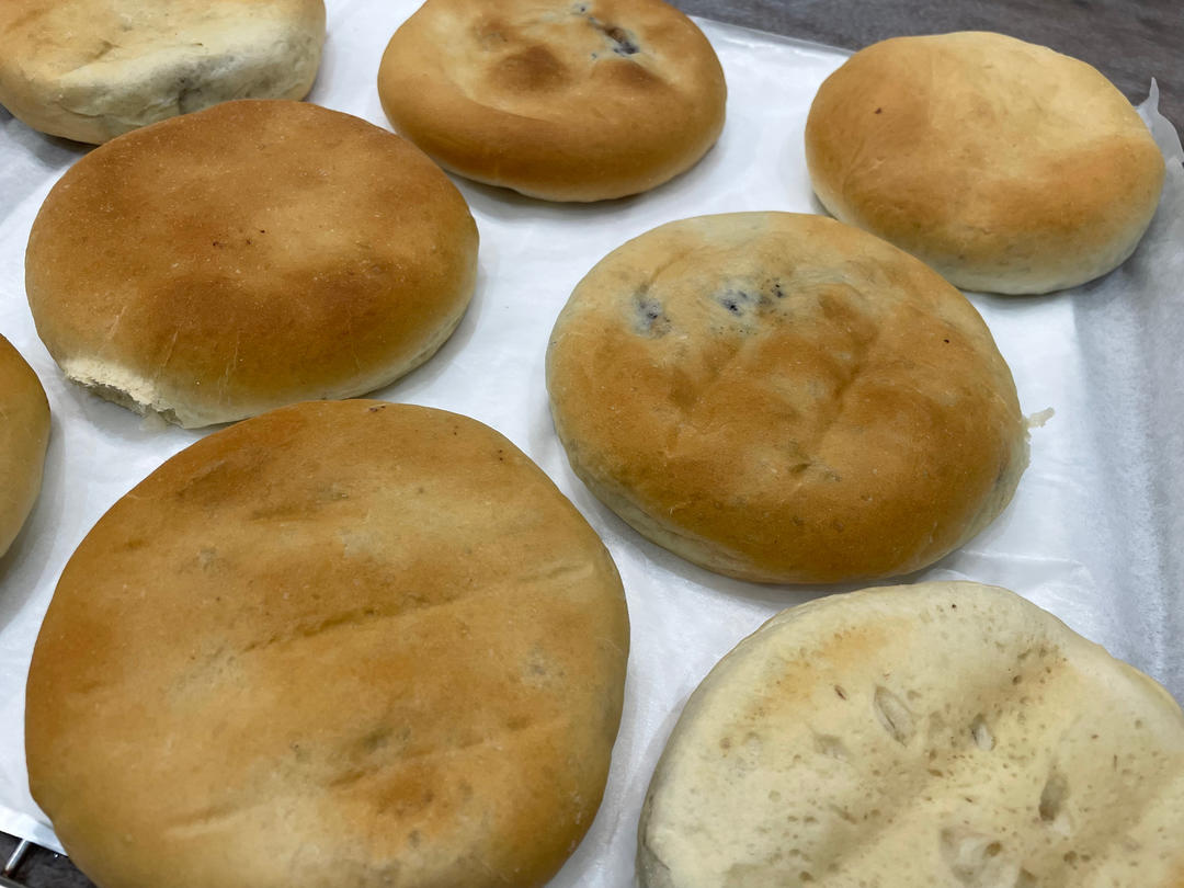 软乎乎的日式紫米面包，我一口气可以炫两个