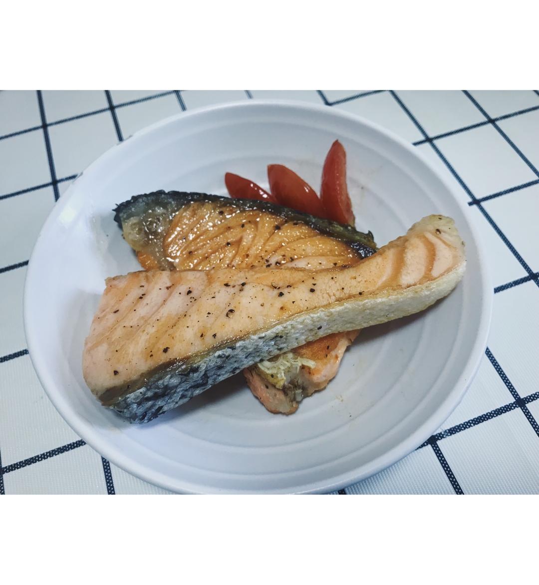 脆皮嫩肉——极致煎三文鱼