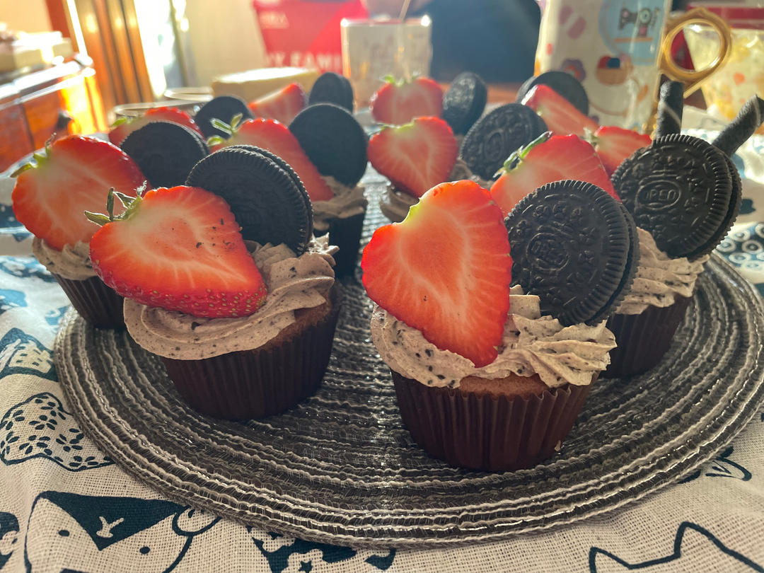 超润巧克力纸杯蛋糕（非常适合裱花、盖糖皮的cupcake方子）