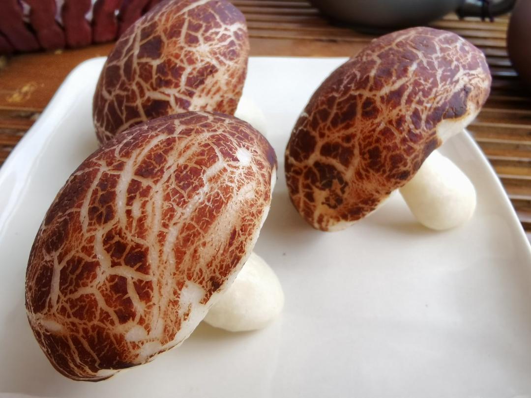 笨笨的熊妈妈做的造型馒头蘑菇