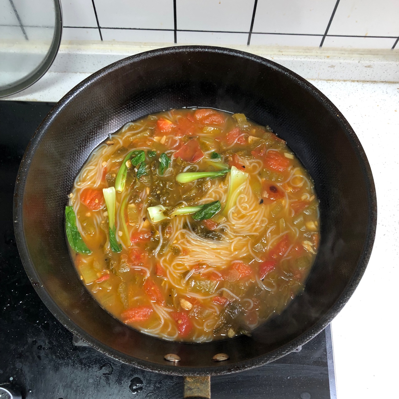 番茄酸菜酸汤米线的做法 步骤3