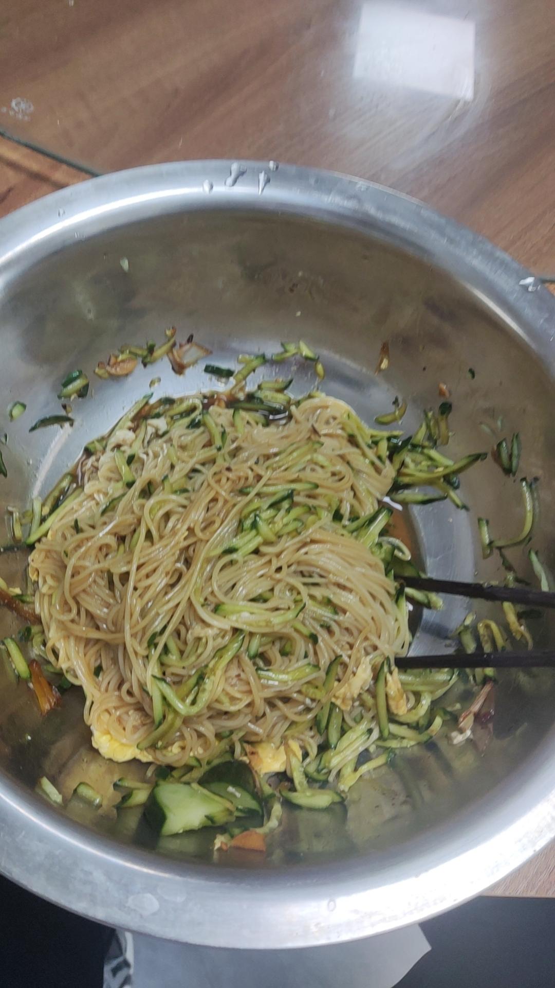 简单凉拌面只要五分钟，美食的快乐你值得～