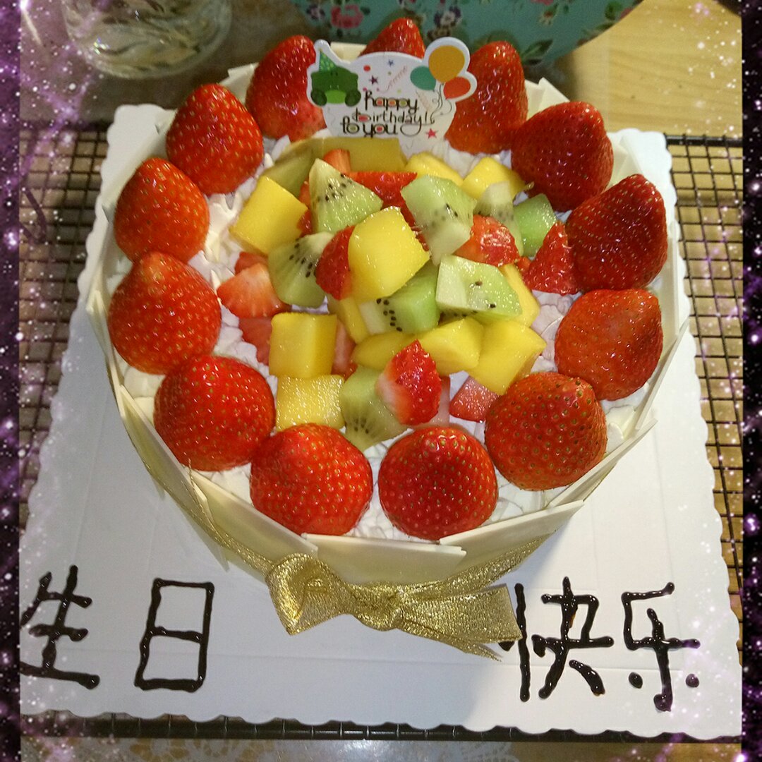 巧克力围边水果蛋糕