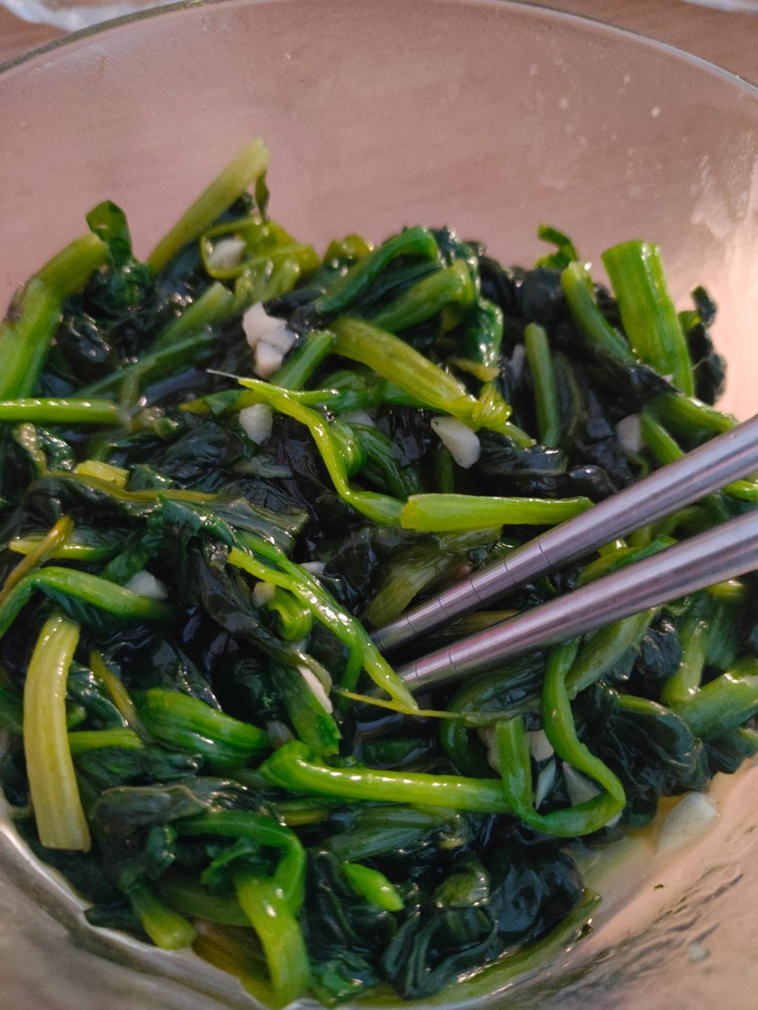 不涩口又嫩的清炒菠菜