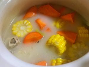 暖心猪蹄玉米胡萝卜汤的做法 步骤5