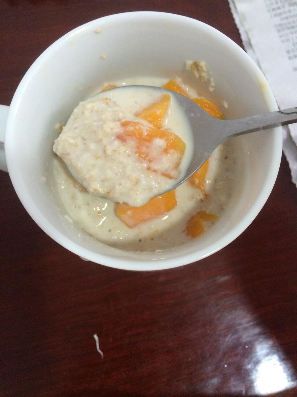 超满足的芒果牛奶燕麦杯