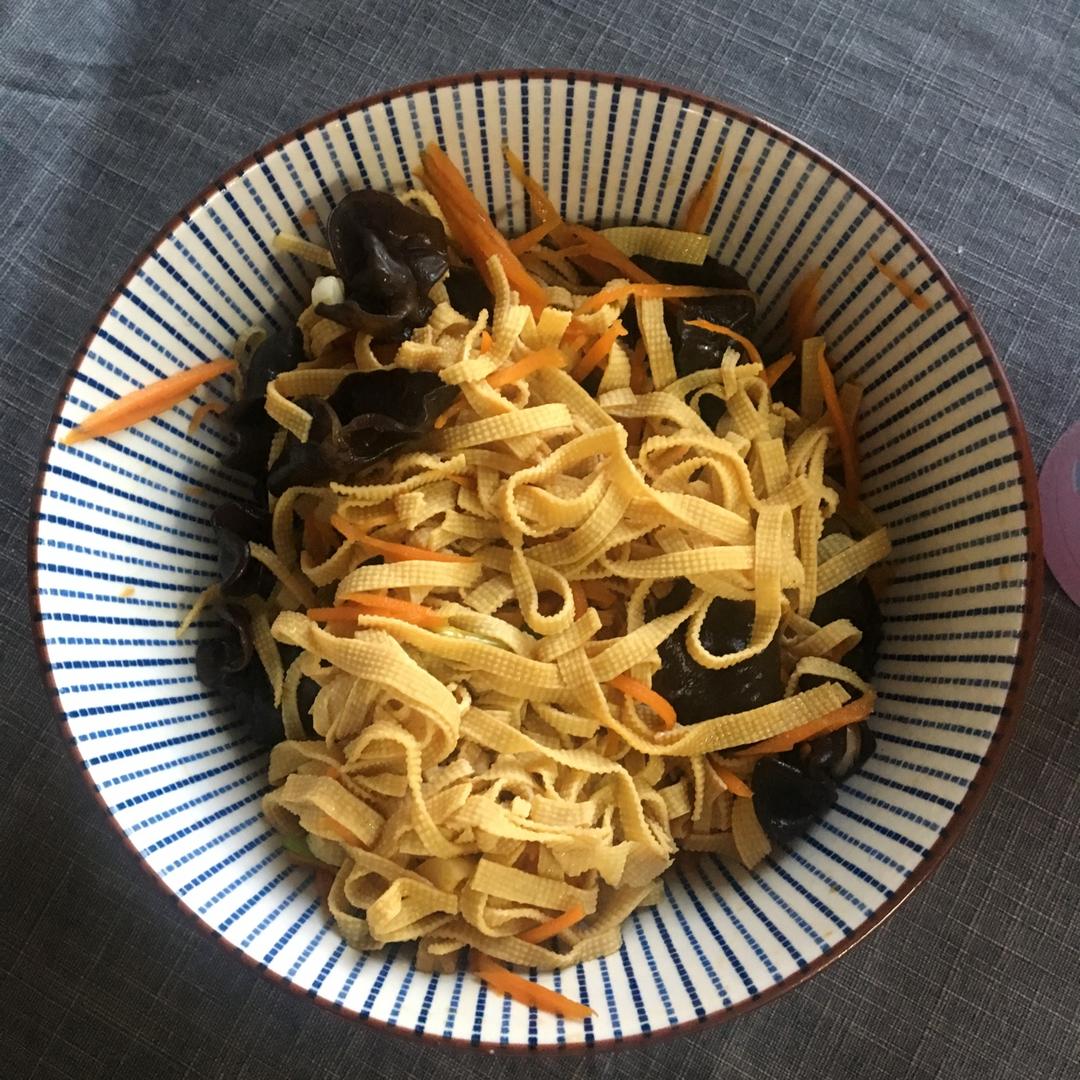 诺诺卡做的家常菜-凉拌千张豆皮三丝