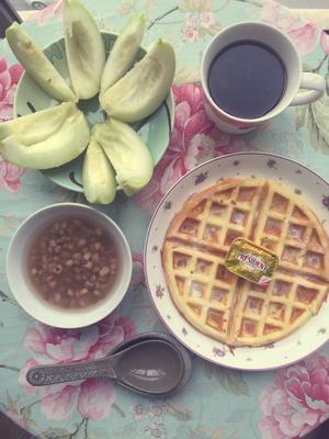 5种toppings waffles :Nutella banana with Hershey's、blueberry cher的做法 步骤6