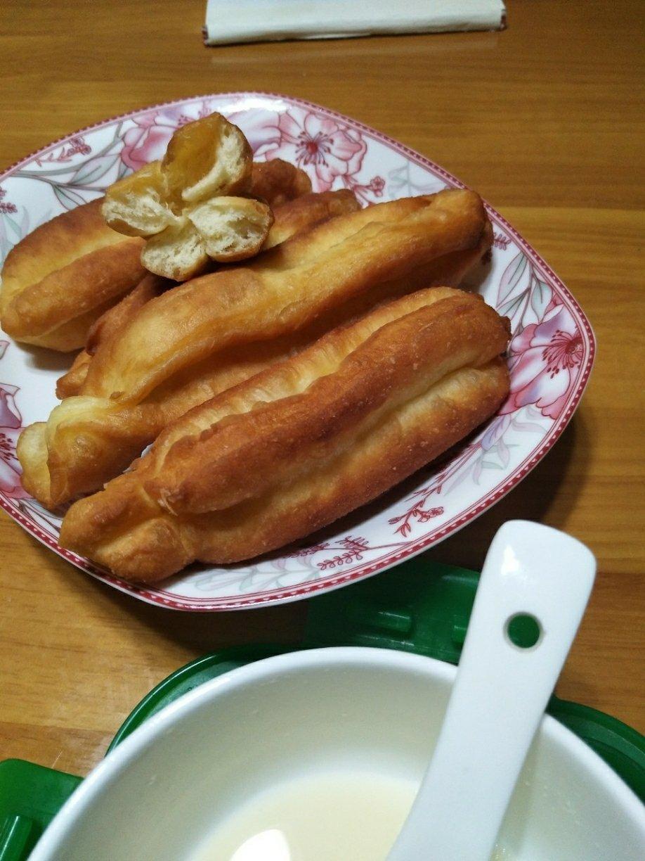 蓬松多孔炸油条的详细做法（普通面粉版） 配方很重要&和面手法也有讲究